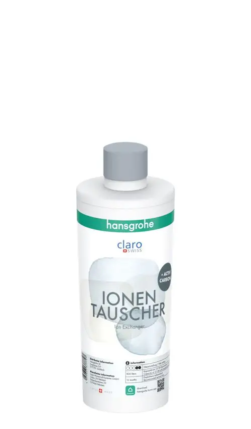 Weißer Flakon mit grauem Deckel, gekennzeichnet mit „IONEN TAUSCHER“ und „+ Aktivkohle“. Hersteller ist Hansgrohe. Rückseite mit Informationen und QR-Code.